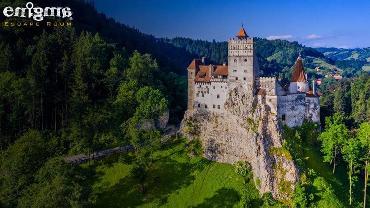 قلعه دراکولا یا قلعه برن (Bran Castle) که در رومانی قرار داره در کوه های کارپات واقع شده و به خاطر رابطه ای که با داستان معروف دراکولا داره به قلعه دراکولا هم معروفه